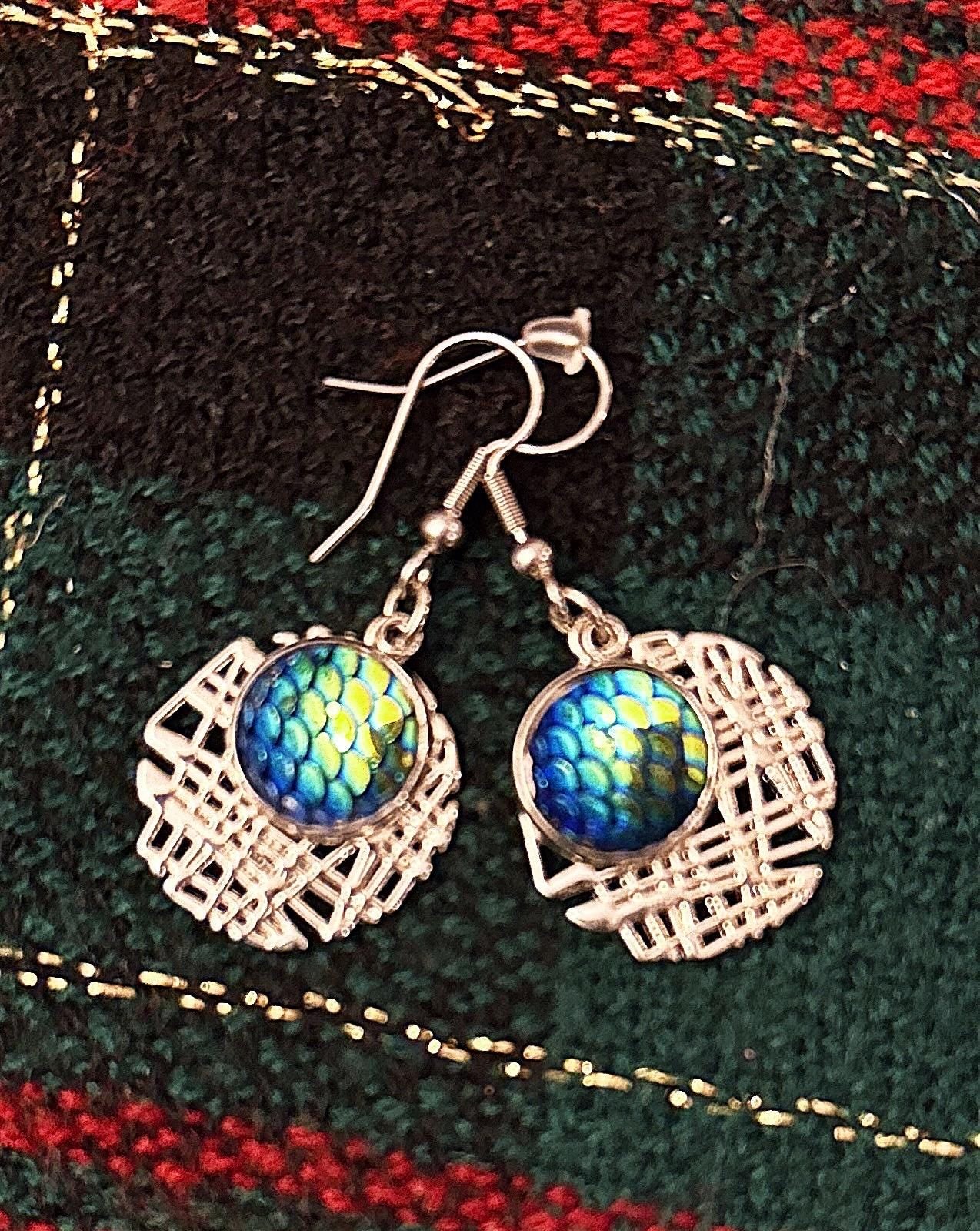 Vintage boho mermaid scale drop earrings featuring iridescent fish scale design and silver hooks, stylish and unique jewelry accessory.