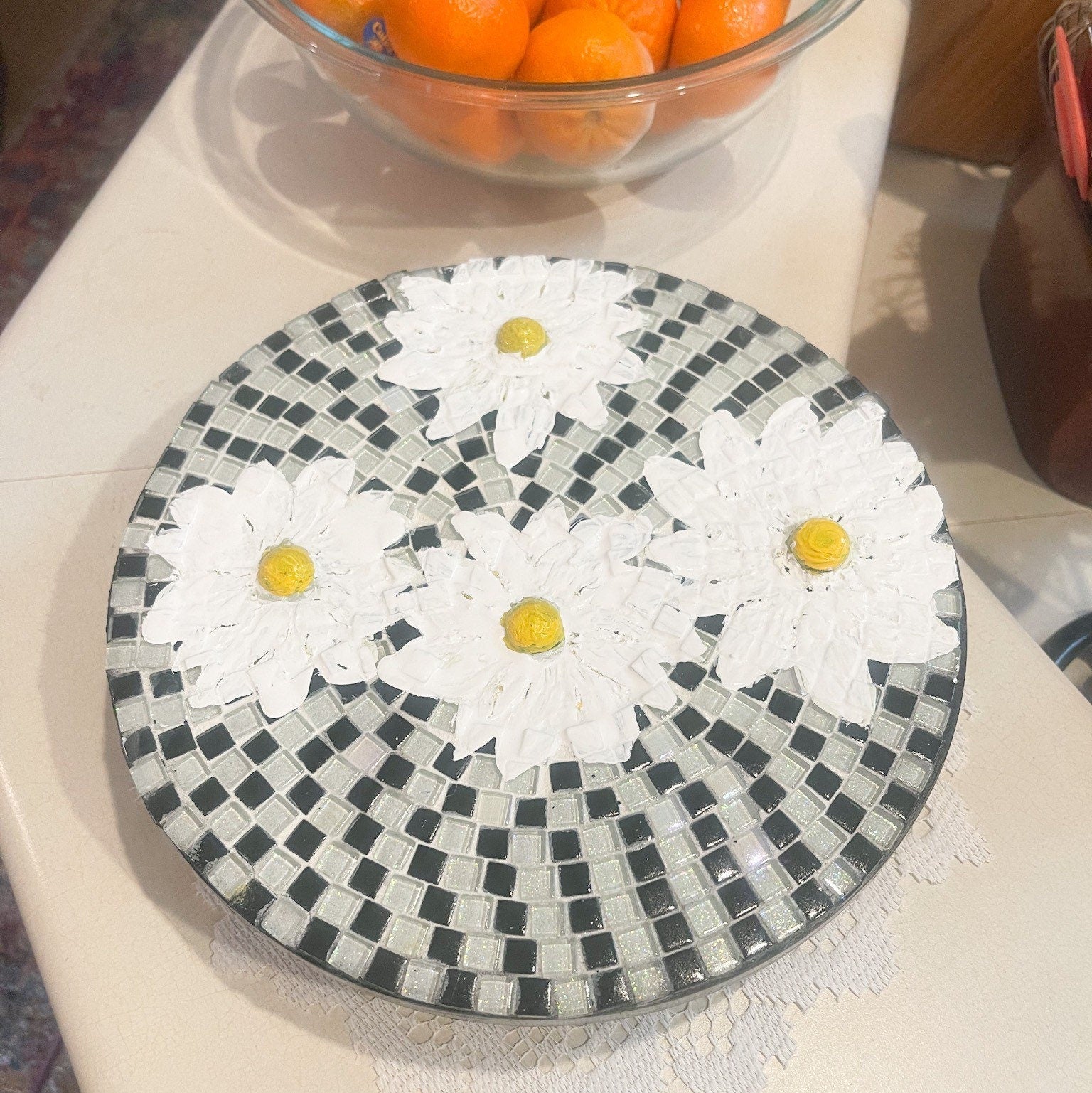 Daisy floral mosaic art cake plate with colorful daisy patterns on a ceramic surface, decorative and perfect for serving desserts.