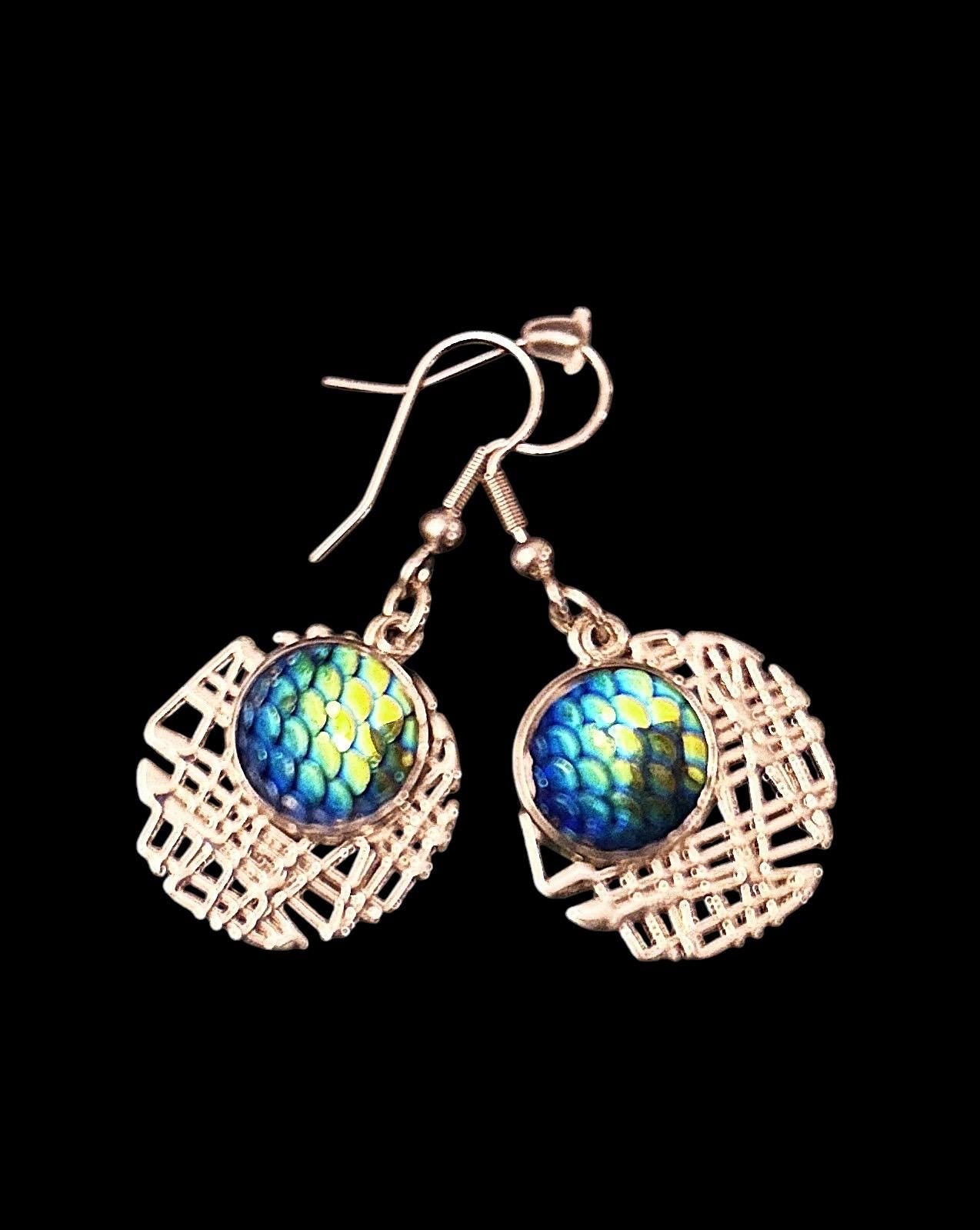 Vintage boho mermaid scale drop earrings featuring iridescent scales and gold-tone hooks, stylish and whimsical jewelry accessory.