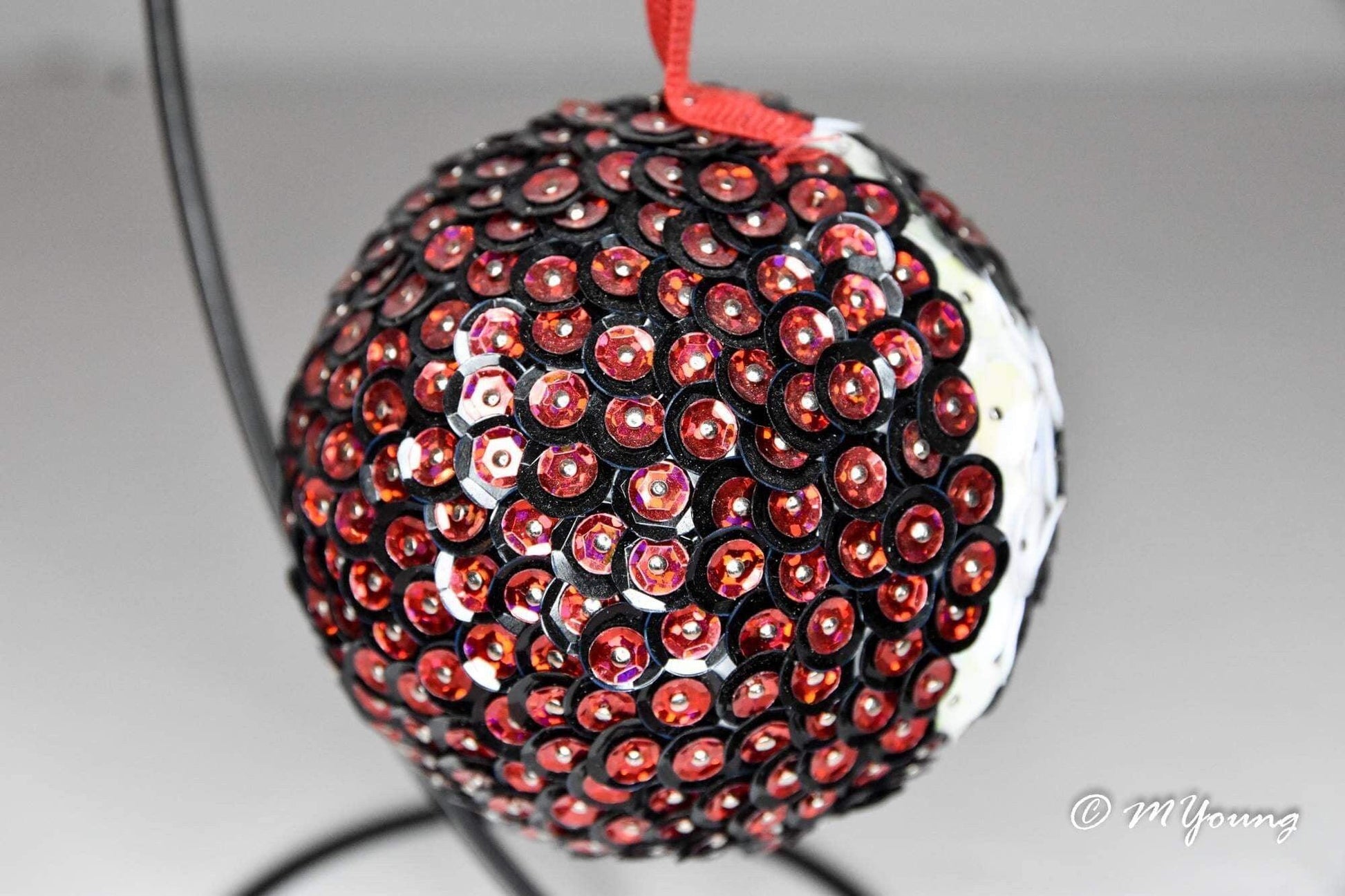 University of Alabama decorative ornament featuring the team's logo, perfect for college fans and home decor.